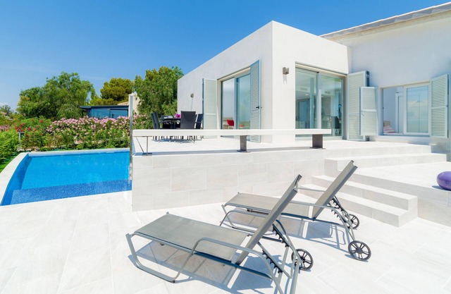 Vivienda muy luminosa con grandes terrazas y piscina privada.