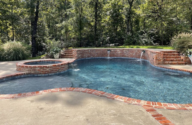 VERY CLOSE TO OLE MISS CAMPUS!! Wonderful 1 Bedroom Pool House…GREAT Location!