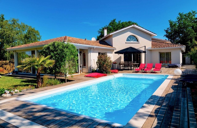Very comfortable villa with heated pool between ocean, bay and lake