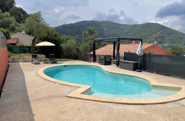 Villa muy cómoda con piscina a 20 minutos de Niza