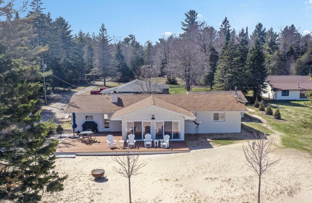 Very cozy and inviting lake house on the sandy shores of beautiful Lake Huron
