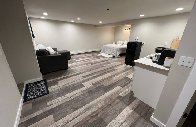 Very cozy, studio, uptown apartment