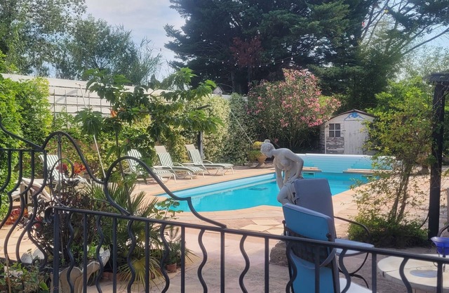 CASA MUY GRANDE Y AGRADABLE EN UN TENGO VERDE DE 4000 M² CON PISCINA