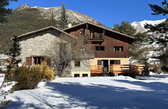 ¡Chalet muy grande en las altas montañas!