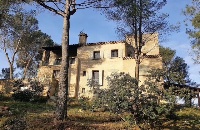 VILLA MUY GRANDE EN LA PINEDE AL PIE DE LUBERON