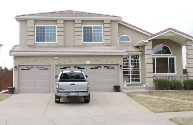 Very nice 4 bedrooms house. five minutes from Denver international airport