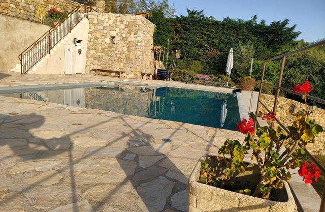Muy bonito apartamento en planta baja en villa, Picsine, cocina completa con jacuzzi