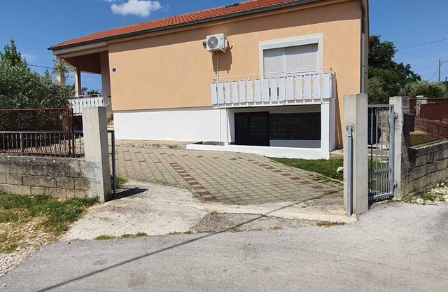 Very nice house with garden, terrace, balcony and 2 courtyard parking spaces