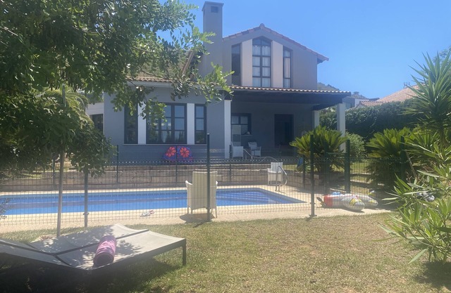 Villa muy bonita con gran jardin y piscina privada