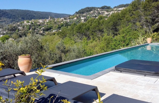 MUY BONITO CHALET CON PISCINA