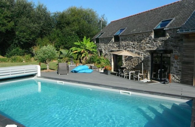 Very peaceful villa, countryside, sea, private pool. Typical stone and wood.