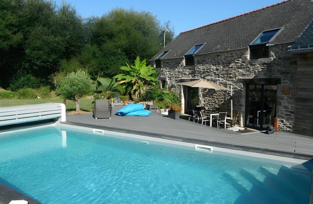 PEACEFUL villa of 200m2, the sea and the countryside, large garden, heated swimming pool,