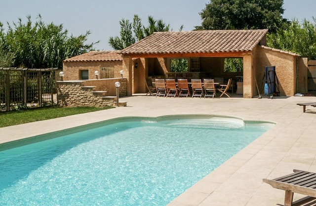 Casas de carácter, con terraza privada, tenis y piscina climatizada, 4/5 personas.