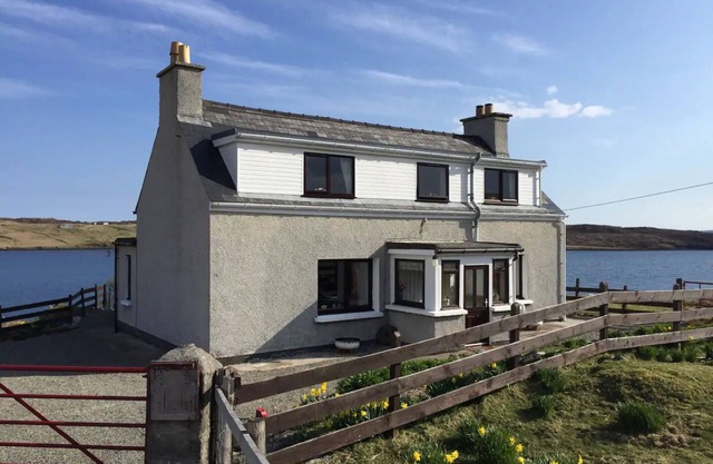 Acogedora cabaña Croft en Scenic Sea Loch