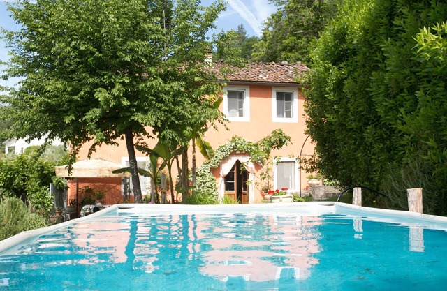 Very private villa, pool, 12 km to Lucca, walk to restaurant, amazing views