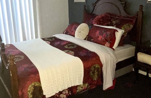 Very spacious home overlooking Tamworth with room for 5 couples