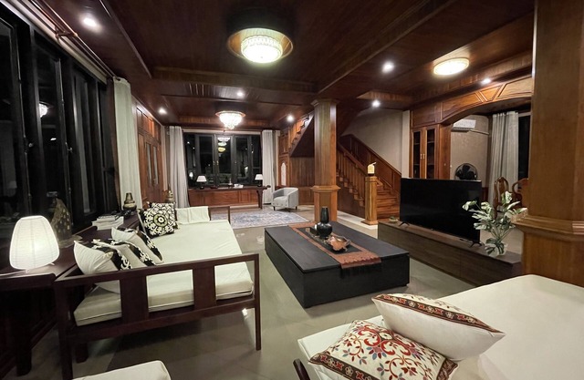 Villa Luang Prabang, entire place w/Garden, ideal for Groups/Families up to 8Pax