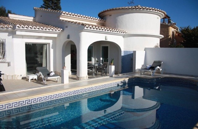 Very tastefully furnished villa, with private pool, all on 1 level.