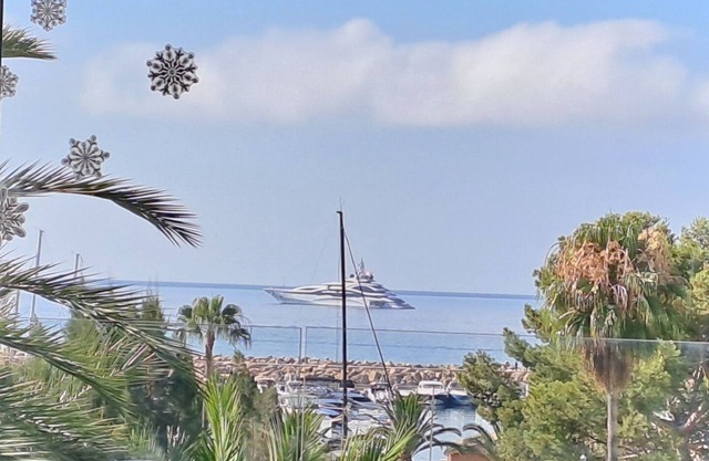Very well maintained flat-sea view, direct access to harbour-tropic. garden pool