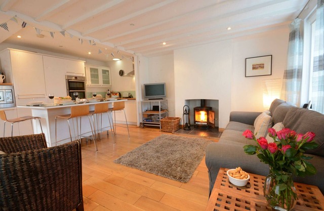 VESTA COTTAGE, ORFORD, pet friendly, with open fire in Orford