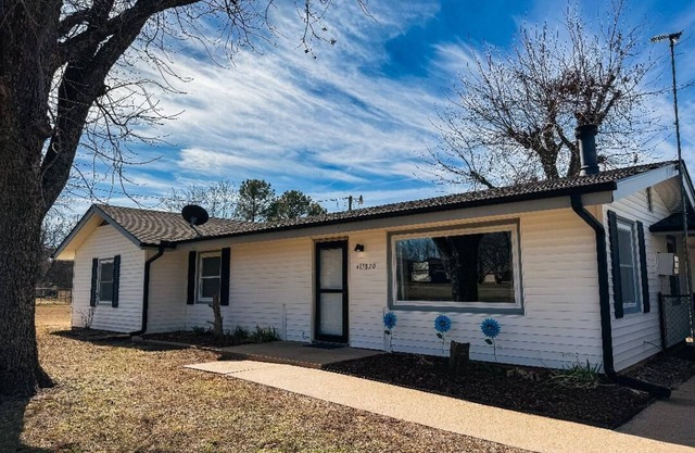 Veteran's Vacation Charming 2-bedroom house with WiFi, AC in enchanting Checotah