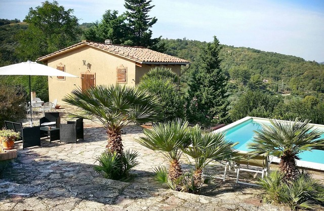 Casa en Sasso Pisano con Vista a la Piscina