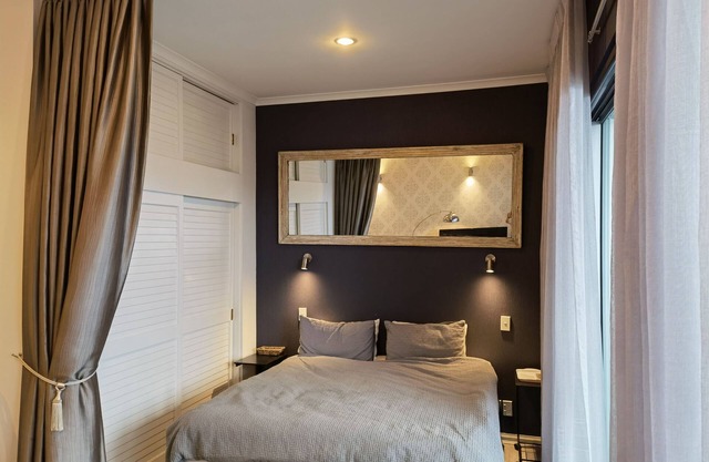 Viaduct Apartment With A Balcony!