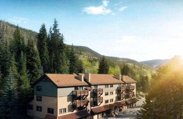 Vibrant 1BR Condo w Gym & Pool Streamside at Vail