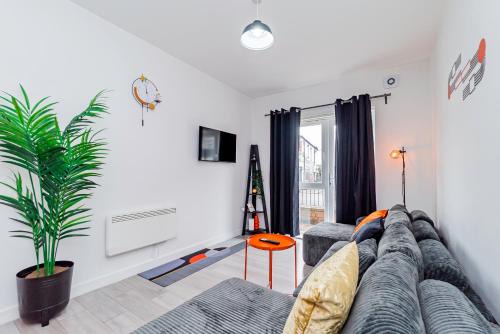 Vibrant 1BR Ground Floor in SO14 City Centre & Sleeps Up to 5!