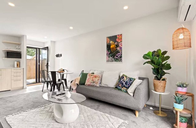 Vibrant 2 bed Henderson Abode