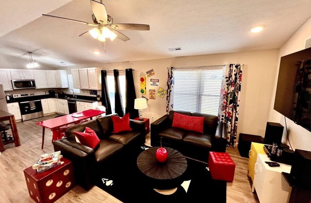 Vibrant 4 Bedroom Getaway with Hot Tub