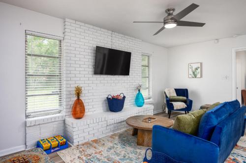 Vibrant 4bd with Games & Backyard - 5 Mins to UF