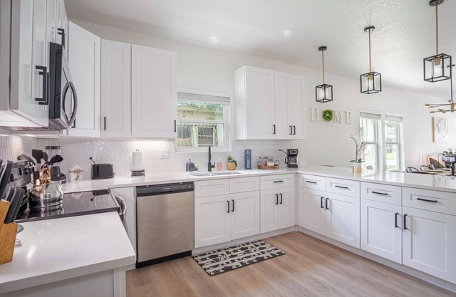 Vibrant 4br/3ba Oasis Near Happy Downtown!