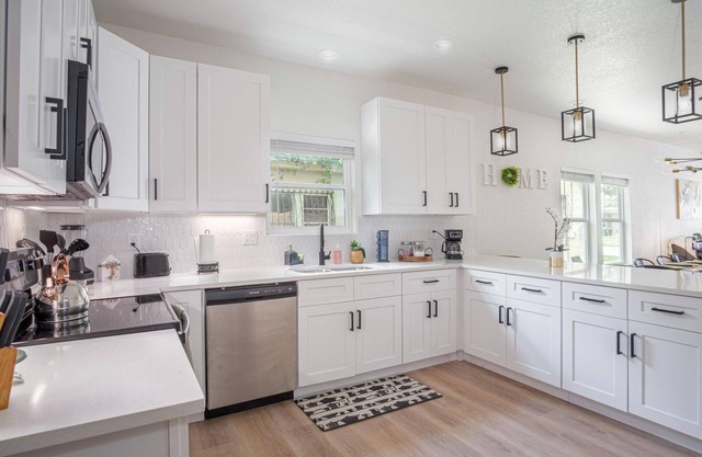 Vibrant 4BR 3BA Oasis Near Happy Downtown