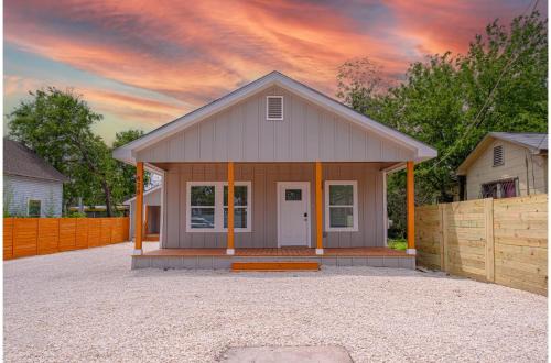 Vibrant 4BR3BA Oasis Near Happy Downtown
