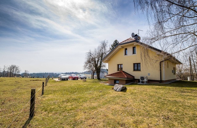 Vibrant and Elegant Residence with Hot-Tub - Two Bedroom Holiday Home with Hot-Tub