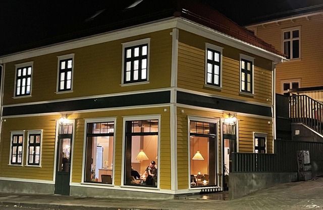 Vibrant Apartment on Bustling Street, Above a Restaurant - Perfect for Tourists,