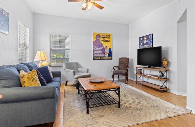 Vibrant apartment within 5 mins to UF & Stadium!