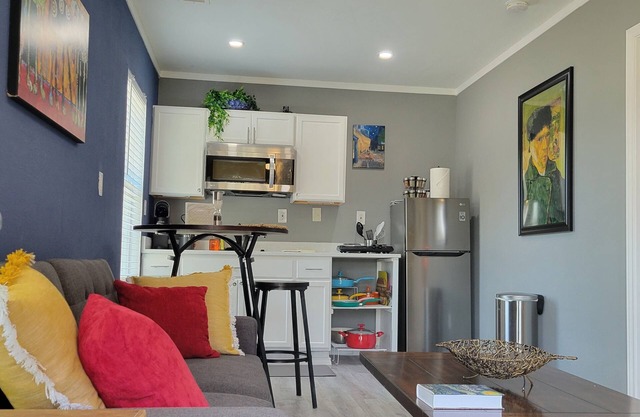 Vibrant Art Retreat. Stylish 1 Bedroom Private Cottage Centrally located.
