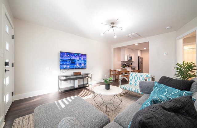 Vibrant & Chic 2 Bedroom near Uptown by, Mansion™