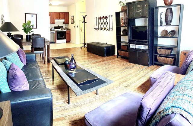 Vibrant Classic BK Neighborhood!1 Block From Boutiqes, Restraunts, Shops & More!