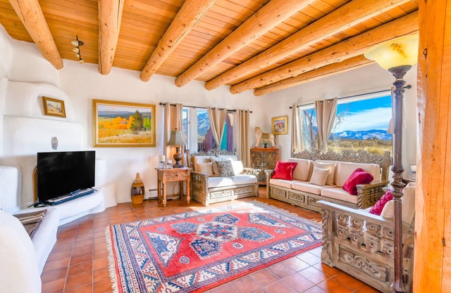 Vibrant dog-friendly townhouse with stunning mountain vistas - close to skiing