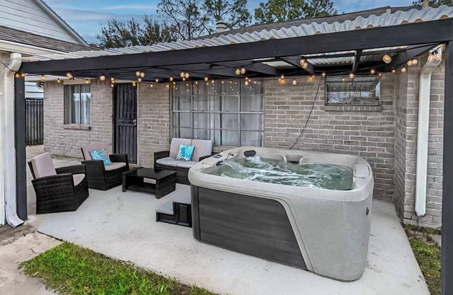 Vibrant Getaway – Say Hello to the Best of Houston! Quiet 4 BDR, Dog Friendly!