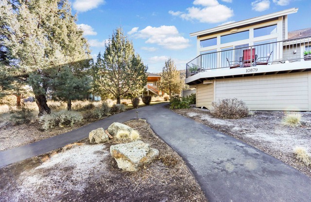 Vibrant home with fireplace, large balcony & access to indoor/outdoor pools