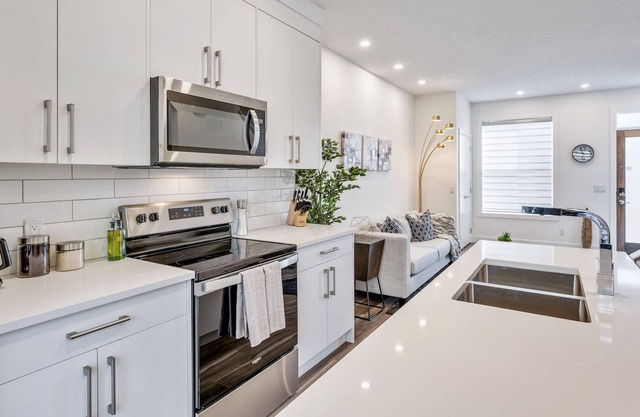 Vibrant Inner City Townhome Private Garage ⭐️