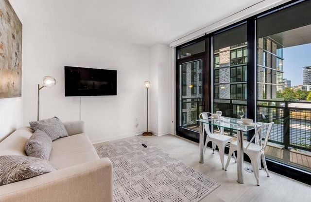 Steps from Resturants | Gym | Close to Metro & Union Market