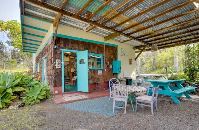Vibrant Captain Cook Home w/ Lanai & Steam Room!
