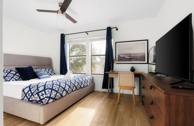 Vibrant peaceful townhome-Fast wifi, walk to HEB, Starbucks, & restaurants