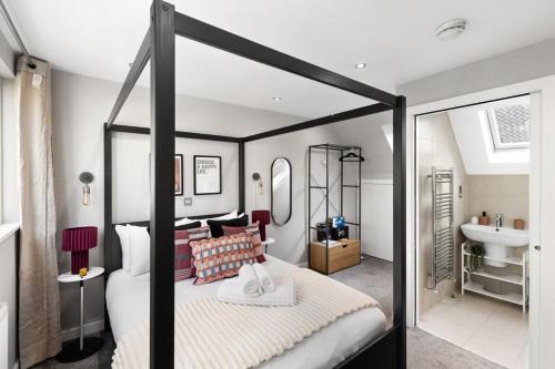 Vibrant Sidy Boy Artistic Flair Cottage in NW11