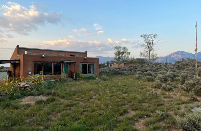 Vibrant Taos Home: Skiing, Climbing, Wi-Fi, WFH
